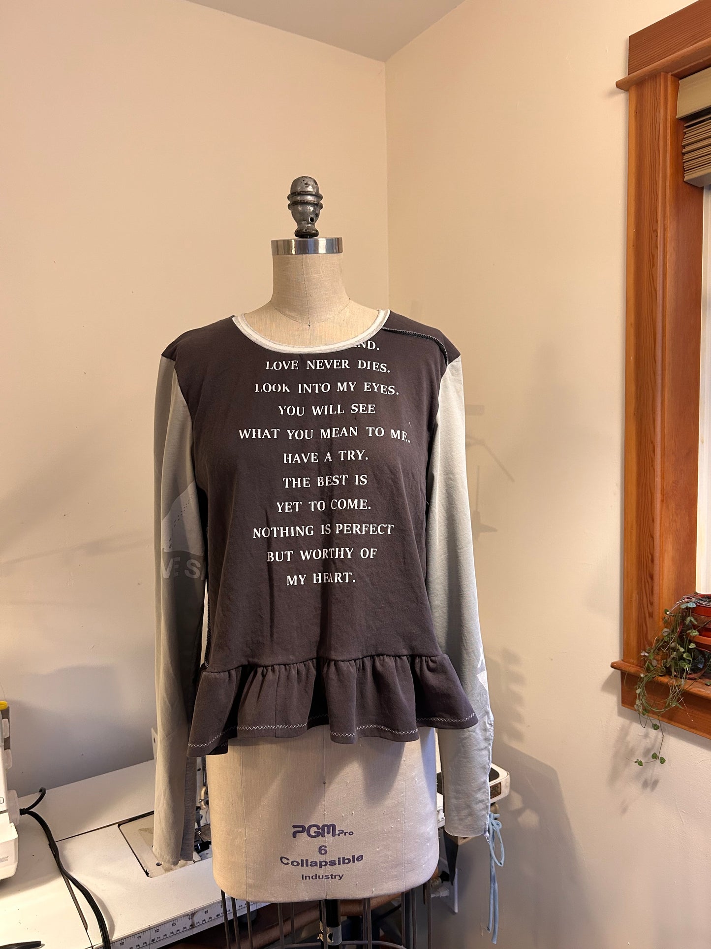 Graphic T - Love Never Dies - XL